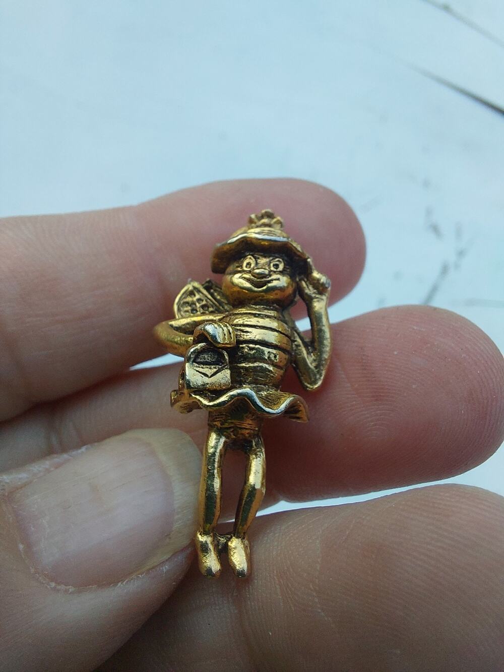 Sassy little goldtone bumble bee in hat with bag brooch pin Tutu